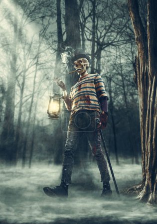 Téléchargez les photos : Personnage maléfique effrayant avec tête de crâne dans la forêt, il tient une lanterne et marche, concept d'horreur et d'Halloween - en image libre de droit