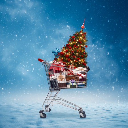 Téléchargez les photos : Panier plein de cadeaux et de décorations et de chutes de neige, concept de shopping de Noël - en image libre de droit