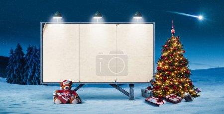 Téléchargez les photos : Affiche vierge sur panneau d'affichage, arbre de Noël et cadeaux : concept de campagne de marketing de vacances - en image libre de droit