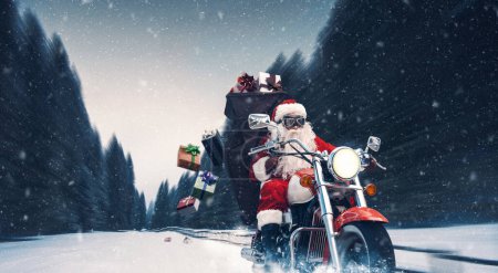 Motard non conventionnel Père Noël en moto rapide et la livraison de cadeaux de Noël