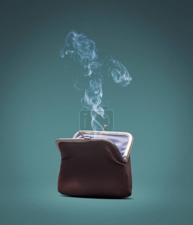 Téléchargez les photos : Sac à main vide avec fumée : vidangez votre concept d'épargne - en image libre de droit