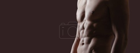 Foto de Hombre atlético sin camisa confiado mostrando su cuerpo muscular perfecto; entrenamiento y concepto de fitness - Imagen libre de derechos