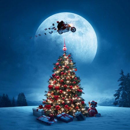 Téléchargez les photos : Arbre décoré et Père Noël contemporain volant dans le ciel en moto, fond de Noël - en image libre de droit