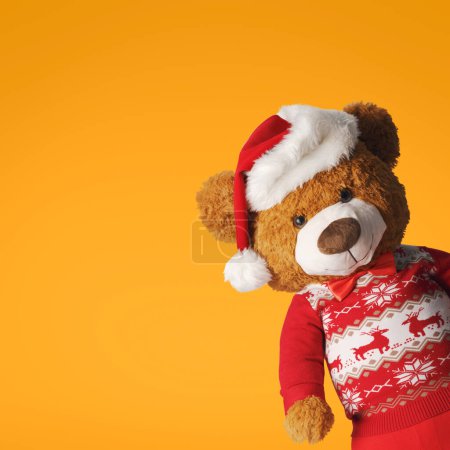 Foto de Lindo oso de peluche con un sombrero de Santa, Navidad y el concepto de vacaciones - Imagen libre de derechos