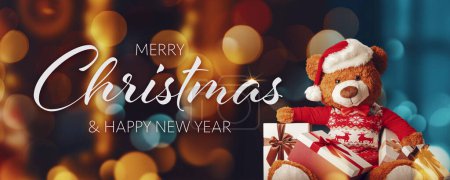 Foto de Lindo oso de peluche y muchos regalos de Navidad, tarjeta de felicitación de deseos de Navidad - Imagen libre de derechos