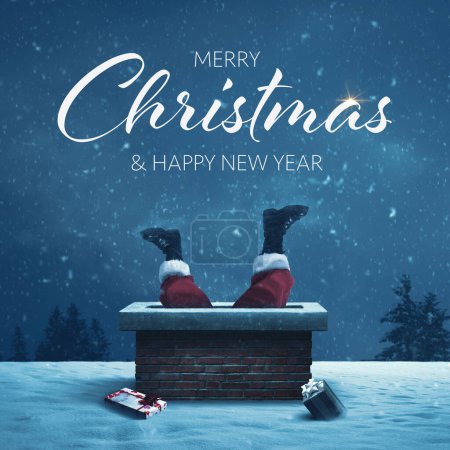 Lustiger Weihnachtsmann steckt mit den Füßen im Schornstein auf dem Dach fest und bringt an Heiligabend Geschenke