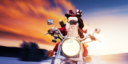 Téléchargez les photos : Cool Santa Claus motard sur une moto rapide au coucher du soleil et la livraison de cadeaux de Noël - en image libre de droit