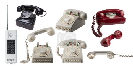 Téléchargez les photos : Collection de téléphones assortis à cadran rotatif vintage isolés - en image libre de droit