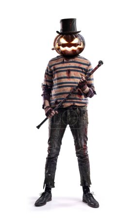 Foto de Espeluznante personaje de Halloween con la cabeza de calabaza posando y mirando a la cámara, aislado - Imagen libre de derechos