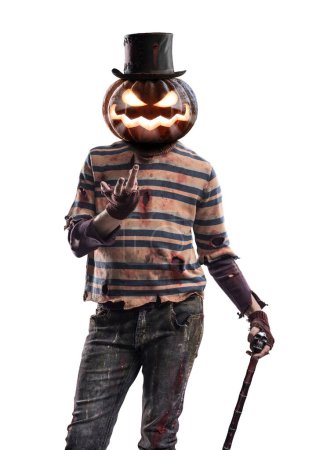 Téléchargez les photos : Personnage effrayant Halloween avec tête de citrouille posant et regardant la caméra, isolé - en image libre de droit