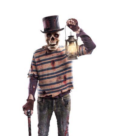 Téléchargez les photos : Horreur Halloween zombie personnage avec tête de crâne tenant une lanterne - en image libre de droit