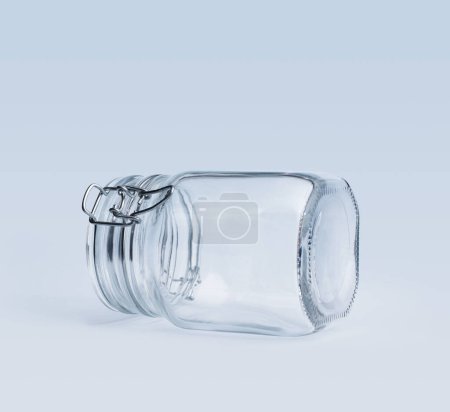 Téléchargez les photos : Pot vide en verre propre à clip sur le côté, concept de stockage des aliments - en image libre de droit