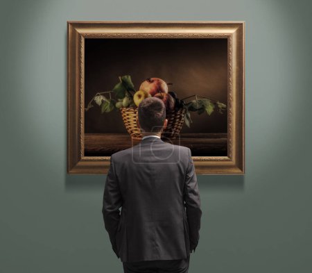 Foto de Hombre en la galería de arte mirando pinturas, arte antiguo - Imagen libre de derechos