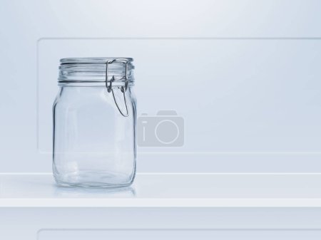 Foto de Vacío limpio clip-top frasco de vidrio aislado, concepto de almacenamiento de alimentos - Imagen libre de derechos