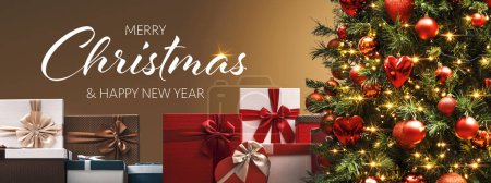 Téléchargez les photos : De nombreux cadeaux de Noël et décoré arbre, fêtes et célébrations bannière avec des souhaits - en image libre de droit