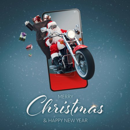 Foto de Papá Noel malo no convencional que monta una motocicleta y que sale de una pantalla del teléfono inteligente, tarjeta de felicitación de Navidad - Imagen libre de derechos