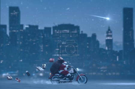 Foto de Contemporáneo Santa Claus montar en bicicleta en las calles de la ciudad de Nueva York y la entrega de regalos - Imagen libre de derechos