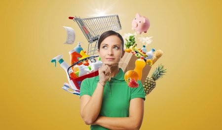 Téléchargez les photos : Femme heureuse entourée d'épicerie et d'articles d'épicerie : épicerie, vente et offre concept - en image libre de droit