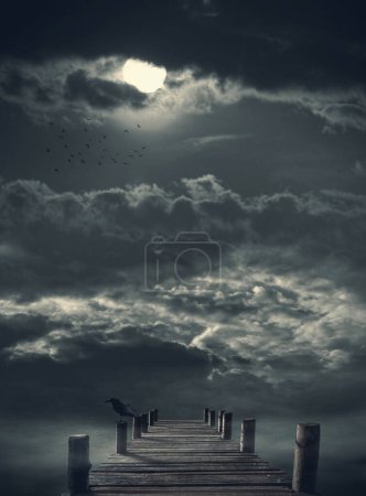 Foto de Antiguo muelle de madera en ruinas y oscuro cielo nublado, horror y oscuridad de fondo - Imagen libre de derechos