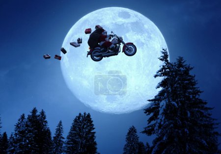 Téléchargez les photos : Biker Père Noël en moto et volant dans le ciel la veille de Noël, il livre des cadeaux - en image libre de droit