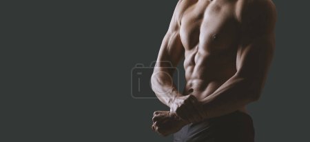 Téléchargez les photos : Homme sans chemise athlétique confiant montrant son corps musculaire parfait ; concept d'entraînement et de remise en forme - en image libre de droit
