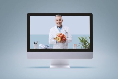 Téléchargez les photos : Nutritionniste professionnel sur l'écran de l'ordinateur : médecin en ligne et concept de télémédecine - en image libre de droit