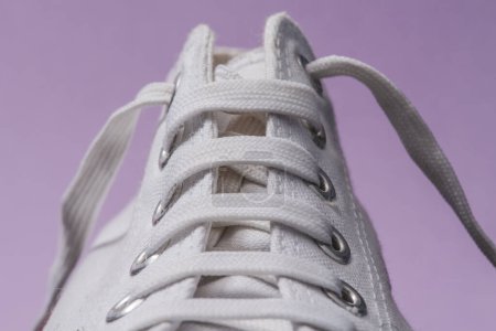 Téléchargez les photos : Chaussures en toile blanche tendance close up - en image libre de droit
