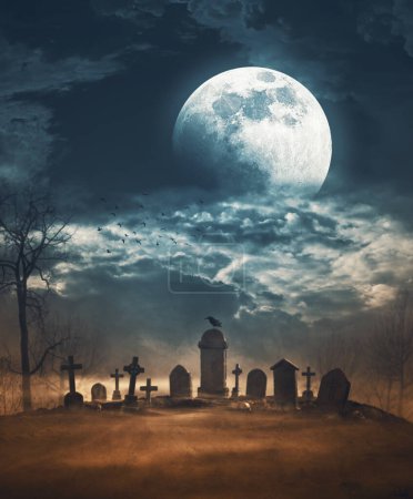 Téléchargez les photos : Ancien cimetière hanté la nuit avec brume, Halloween et fond d'horreur - en image libre de droit