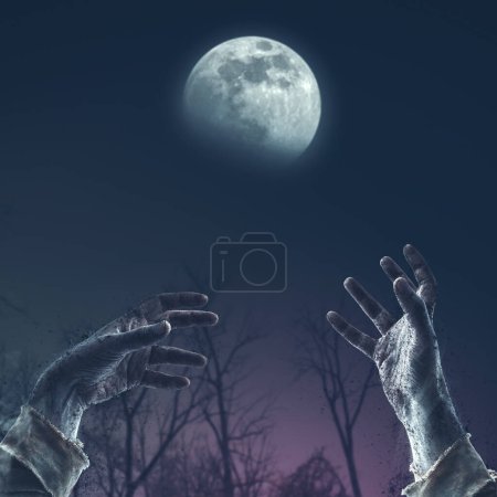 Foto de Espeluznante sucio zombi manos levantándose en la noche y la luna llena - Imagen libre de derechos