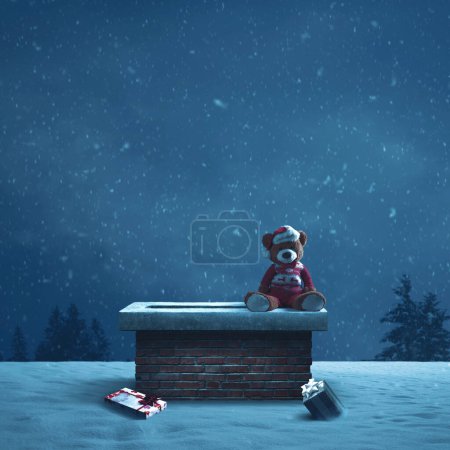Téléchargez les photos : Père Noël était là : cadeaux perdus à côté d'une cheminée sur un toit et de la neige, concept de la veille de Noël - en image libre de droit