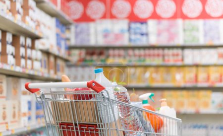 Foto de Carro lleno de alimentos frescos en el supermercado, concepto de compras de comestibles - Imagen libre de derechos