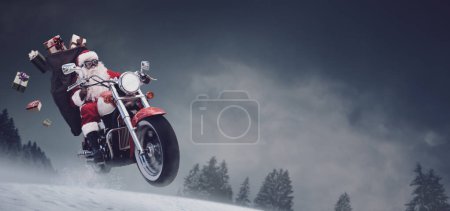 Unkonventioneller Weihnachtsmann fährt auf schnellem Motorrad im Schnee und bringt Weihnachtsgeschenke