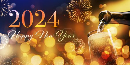 Téléchargez les photos : Bonne année 2024 carte de vœux de célébration avec feux d'artifice et vin mousseux versant dans un verre en arrière-plan - en image libre de droit