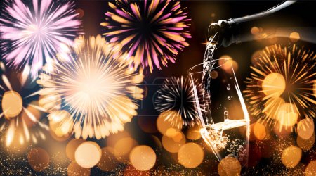 Foto de Feliz Año Nuevo banner de celebración con luz bokeh de oro, vino espumoso vertiendo en una copa y fuegos artificiales, espacio de copia - Imagen libre de derechos