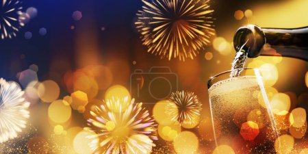 Téléchargez les photos : Bonne année bannière de célébration avec lumière bokeh dorée, vin mousseux versant dans un verre et feux d'artifice, espace de copie - en image libre de droit
