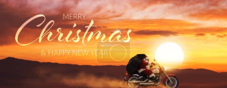 Téléchargez les photos : Père Noël aventureux chevauchant une moto rapide au coucher du soleil et portant des cadeaux de Noël, bannière avec souhaits de Noël - en image libre de droit