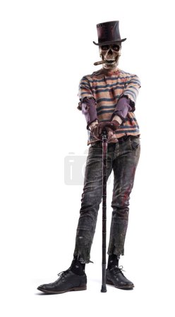 Foto de Espeluznante esqueleto de zombie monstruo de Halloween con un sombrero de copa, retrato de cuerpo entero - Imagen libre de derechos
