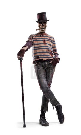 Téléchargez les photos : Fantomatique zombie squelette Halloween monstre portant un chapeau haut de forme, portrait pleine longueur - en image libre de droit
