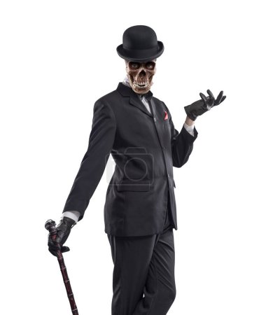 Foto de Horror elegante personaje de Halloween con la cabeza del cráneo posando y mirando a la cámara, lleva un traje y un sombrero de jugador de bolos - Imagen libre de derechos