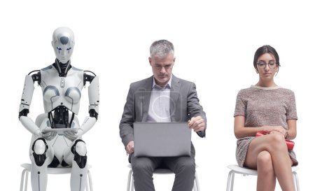 Téléchargez les photos : Homme d'affaires et robot humanoïde IA assis et attendant un entretien d'embauche : IA vs compétition humaine - en image libre de droit