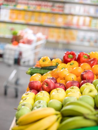 Foto de Verduras y frutas orgánicas frescas en la sección de productos en el supermercado, compras de comestibles y concepto de comida saludable, de cerca - Imagen libre de derechos