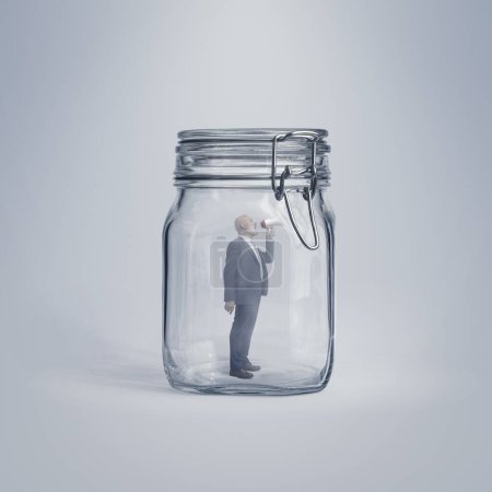 Téléchargez les photos : Homme d'affaires d'entreprise piégé dans un bocal en verre, il utilise un mégaphone et crie - en image libre de droit