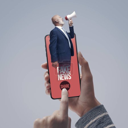 Téléchargez les photos : Partage de fausses nouvelles en ligne : un homme crie dans un mégaphone et donne des informations trompeuses - en image libre de droit
