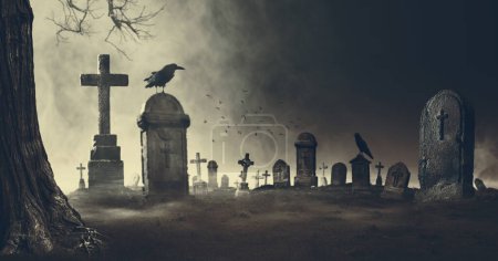Téléchargez les photos : Cimetière d'horreur effrayant avec de vieilles tombes et corbeaux, fond d'horreur Halloween - en image libre de droit