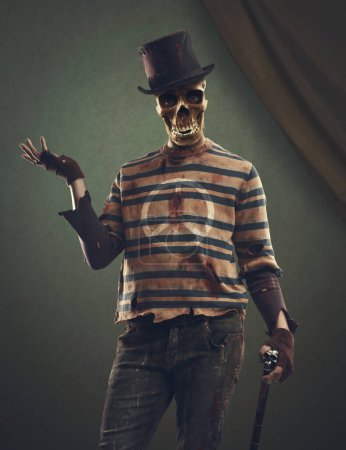 Foto de Personaje malvado con cabeza de cráneo gesticulando con su mano, horror y concepto de Halloween - Imagen libre de derechos