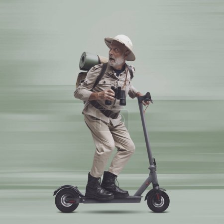 Téléchargez les photos : Amusant explorateur effrayé étant poursuivi par un monstre, il est monté sur un scooter électrique et s'enfuit - en image libre de droit