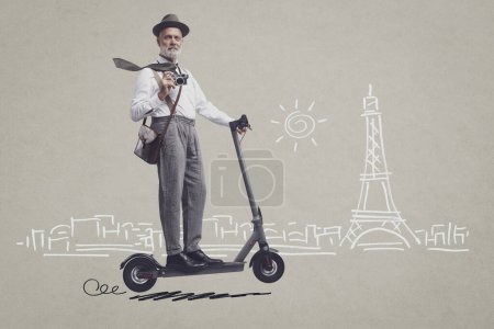 Téléchargez les photos : Voyageur de style vintage en scooter électrique, Paris panorama destination de voyage croquis en arrière-plan - en image libre de droit