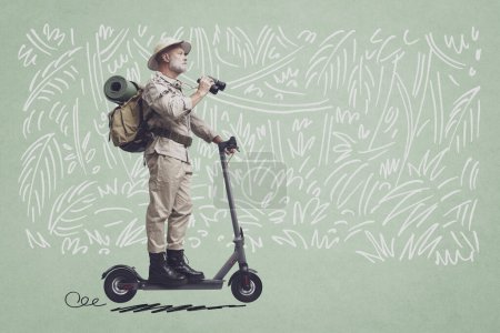 Téléchargez les photos : Explorateur de style vintage chevauchant un e-scooter et une jungle esquissée en arrière-plan - en image libre de droit