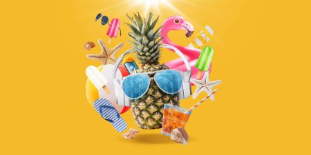 Téléchargez les photos : Joyeux ananas drôle portant des écouteurs et des lunettes de soleil entourés d'accessoires de plage et d'articles d'été, vacances et concept de fête - en image libre de droit