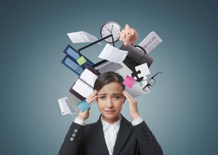 Foto de Mujer de negocios con un collage de artículos de negocios y suministros de oficina alrededor de su cabeza, sobrecarga cerebral y concepto de estrés - Imagen libre de derechos